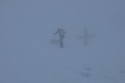 44 Raggiungiamo la croce di vetta nel fitto della nebbia !